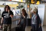 Schiphol 6 juni 2007
Thiery Duval Belinda Meuldijk en haar moeder op schiphol. Ze gaan naar haar vader toe die 85 jaar oud wordt in Spanje. Ze krijgen over de telefoon te horen dat ze de rechtzaak tegen prive gewonnen hebben. Thiery draagt t shirt met naam advocaat.