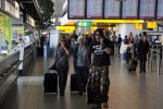 Schiphol 6 juni 2007
Thiery Duval Belinda Meuldijk en haar moeder op schiphol. Ze gaan naar haar vader toe die 85 jaar oud wordt in Spanje. Ze krijgen over de telefoon te horen dat ze de rechtzaak tegen prive gewonnen hebben. Thiery draagt t shirt met naam advocaat.