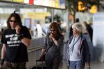 Schiphol 6 juni 2007
Thiery Duval Belinda Meuldijk en haar moeder op schiphol. Ze gaan naar haar vader toe die 85 jaar oud wordt in Spanje. Ze krijgen over de telefoon te horen dat ze de rechtzaak tegen prive gewonnen hebben. Thiery draagt t shirt met naam advocaat.