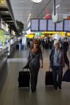 Schiphol 6 juni 2007
Thiery Duval Belinda Meuldijk en haar moeder op schiphol. Ze gaan naar haar vader toe die 85 jaar oud wordt in Spanje. Ze krijgen over de telefoon te horen dat ze de rechtzaak tegen prive gewonnen hebben. Thiery draagt t shirt met naam advocaat.