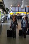 Schiphol 6 juni 2007
Thiery Duval Belinda Meuldijk en haar moeder op schiphol. Ze gaan naar haar vader toe die 85 jaar oud wordt in Spanje. Ze krijgen over de telefoon te horen dat ze de rechtzaak tegen prive gewonnen hebben. Thiery draagt t shirt met naam advocaat.