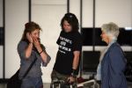 Schiphol 6 juni 2007
Thiery Duval Belinda Meuldijk en haar moeder op schiphol. Ze gaan naar haar vader toe die 85 jaar oud wordt in Spanje. Ze krijgen over de telefoon te horen dat ze de rechtzaak tegen prive gewonnen hebben. Thiery draagt t shirt met naam advocaat.