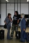 Schiphol 6 juni 2007
Thiery Duval Belinda Meuldijk en haar moeder op schiphol. Ze gaan naar haar vader toe die 85 jaar oud wordt in Spanje. Ze krijgen over de telefoon te horen dat ze de rechtzaak tegen prive gewonnen hebben. Thiery draagt t shirt met naam advocaat.
