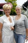 Vlijmen 18 juni 2007
Caroline Tensen met dochter Loote, Caroline heeft door een ongeluk met haar scooter een stukje vinger verloren.