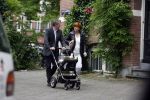 Amsterdam 31 mei 2007
Chazia Mourali met vriend Marc Schroder en baby aan het wandelen .