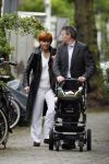 Amsterdam 31 mei 2007
Chazia Mourali met vriend Marc Schroder en baby aan het wandelen .