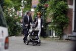 Amsterdam 31 mei 2007
Chazia Mourali met vriend Marc Schroder en baby aan het wandelen .