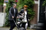 Amsterdam 31 mei 2007
Chazia Mourali met vriend Marc Schroder en baby aan het wandelen .