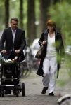 Amsterdam 31 mei 2007
Chazia Mourali met vriend Marc Schroder en baby aan het wandelen .