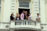 Tilburg, 12 Juni 2007
TROS Zomertoer op de Heuvel
Deurzakkers Clems v Bragt met zijn vrouw kussend op het bordes