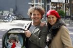 Amsterdam 15 mei 2007
Dirk Zeelenberg met vriendin Suz en zoontje Zoe op de cornelis Schuytstraat.