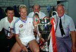 Stuttgart 25 mei 1988
Ronald koeman met de Europacup I verder links Ton v Schijndel (+) Jan en Dr. Carel v d Brekel


PETER SMULDERS BV