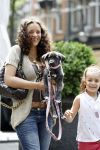 Amsterdam 7 juni 2007
Een zwangere Fajah Lourens met haar hondje en dochter aan het winkelen.
