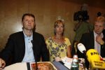 Amsterdam 7 juni 2007
De ouders van de ontvoerde Madeleine Mc Cann geven persconferentie in het Hilton. Gerry en Kate Mc Cann zijn op doorreis in Europa om overal aandacht te krijgen voor de ontvoering.