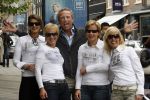 Amsterdam 12 mei 2007
Gordon winkelend op de pc hooftstraat met Christine Kroonenberg . Op straat kwam hij 4 dames tegen met by Gordon shirts.