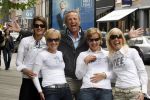 Amsterdam 12 mei 2007
Gordon winkelend op de pc hooftstraat met Christine Kroonenberg . Op straat kwam hij 4 dames tegen met by Gordon shirts.
