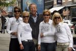 Amsterdam 12 mei 2007
Gordon winkelend op de pc hooftstraat met Christine Kroonenberg . Op straat kwam hij 4 dames tegen met by Gordon shirts.
