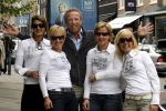 Amsterdam 12 mei 2007
Gordon winkelend op de pc hooftstraat met Christine Kroonenberg . Op straat kwam hij 4 dames tegen met by Gordon shirts.