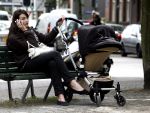 Amsterdam 15 mei 2007
Irene v d Laar met gsm op bankje met kinderwagen.