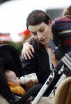 Amsterdam 21 mei 2007
Irene v d Laar geeft baby de fles op terras