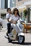 Volendam 20 juni 2007
Jan Smit en Yolanthe Cabau v Kasbergen  op scooter op de dijk