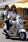 Volendam 20 juni 2007
Jan Smit en Yolanthe Cabau v Kasbergen  op scooter op de dijk