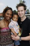 Ouderkerk aan de Amstel 24 mei 2007
Jasmine Sendar met zoon en man bij presentatie kinderkleding lijn Lief van Geert Hoes.