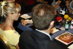 Amsterdam 7 juni 2007
De ouders van de ontvoerde Madeleine Mc Cann geven persconferentie in het Hilton. Gerry en Kate Mc Cann zijn op doorreis in Europa om overal aandacht te krijgen voor de ontvoering.