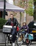 Amsterdam 12 mei 2007
Schrijver Kluun met zijn 2 dochters op de fiets in Amsterdam zuid.
