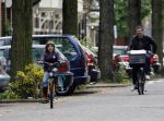 Amsterdam 12 mei 2007
Schrijver Kluun met zijn 2 dochters op de fiets in Amsterdam zuid.