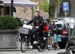 Amsterdam 12 mei 2007
Schrijver Kluun met zijn 2 dochters op de fiets in Amsterdam zuid.