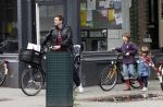 Amsterdam 12 mei 2007
Schrijver Kluun met zijn 2 dochters op de fiets in Amsterdam zuid.