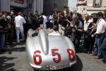 Brescia 17 mei 2007
Start van de 80e mille miglia. State of art is daar een van de sponsors. Jochem Mass in de mercedes 300 slr waarmee Stirling Moss het record heeft  gereden  
Peter Smulders bv