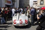 Brescia 17 mei 2007
Start van de 80e mille miglia. State of art is daar een van de sponsors. Jochem Mass in de mercedes 300 slr waarmee Stirling Moss het record heeft  gereden  
Peter Smulders bv