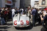Brescia 17 mei 2007
Start van de 80e mille miglia. State of art is daar een van de sponsors. Jochem Mass in de mercedes 300 slr waarmee Stirling Moss het record heeft  gereden