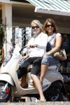 Volendam 20 juni 2007
Monique en Jenny Smit op scooter op de dijk