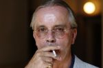 Utrecht 23 mei 2007
Advocaat Piet Doedens met sigaret op zijn kantoor.