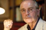 Utrecht 23 mei 2007
Advocaat Piet Doedens met sigaret op zijn kantoor.