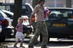 Ruud de Wild brtengt dochter Toy Travis naar school.