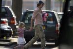 Ruud de Wild brtengt dochter Toy Travis naar school.