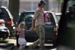 Ruud de Wild brtengt dochter Toy Travis naar school.