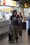 Schiphol 6 juni 2007
Thiery Duval Belinda Meuldijk en haar moeder op schiphol. Ze gaan naar haar vader toe die 85 jaar oud wordt in Spanje. Ze krijgen over de telefoon te horen dat ze de rechtzaak tegen prive gewonnen hebben. Thiery draagt t shirt met naam advocaat.
