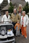 Kaatsheuvel 17 juni 2007
Bn ers in de efteling. Tom Okker met vrouw en familie