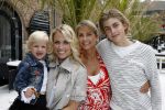 Naarden 21 mei 2007
Presentatie boek Supermom's stijlgids van Vivian Ewbank Reijs in het Arsenaal. Vivian met dochter Day moeder Meddy en broer Bobby