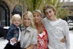 Naarden 21 mei 2007
Presentatie boek Supermom's stijlgids van Vivian Ewbank Reijs in het Arsenaal. Vivian met dochter Day moeder Meddy en broer Bobby