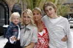Naarden 21 mei 2007
Presentatie boek Supermom's stijlgids van Vivian Ewbank Reijs in het Arsenaal. Vivian met dochter Day moeder Meddy en broer Bobby