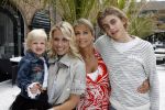 Naarden 21 mei 2007
Presentatie boek Supermom's stijlgids van Vivian Ewbank Reijs in het Arsenaal. Vivian met dochter Day moeder Meddy en broer Bobby