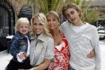 Naarden 21 mei 2007
Presentatie boek Supermom's stijlgids van Vivian Ewbank Reijs in het Arsenaal. Vivian met dochter Day moeder Meddy en broer Bobby