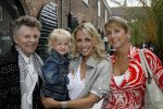 Naarden 21 mei 2007
Presentatie boek Supermom's stijlgids van Vivian Ewbank Reijs in het Arsenaal. Vivian met dochter Day moeder Meddy en oma v d Meijden
