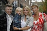Naarden 21 mei 2007
Presentatie boek Supermom's stijlgids van Vivian Ewbank Reijs in het Arsenaal. Vivian met dochter Day moeder Meddy en oma v d Meijden
